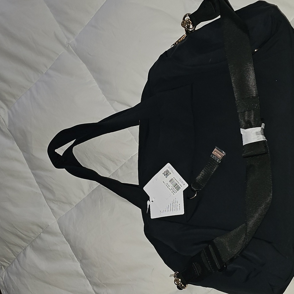 Lululemon On My Level Barrel Duffle!! BLK/GOLD! Nwts, Beautiful Bag!! - Picture 11 of 13